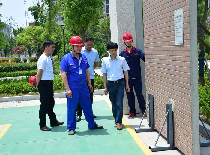 5月22日，市房管局党组成员、副局长史兆军到尊龙凯时集团调研.jpg